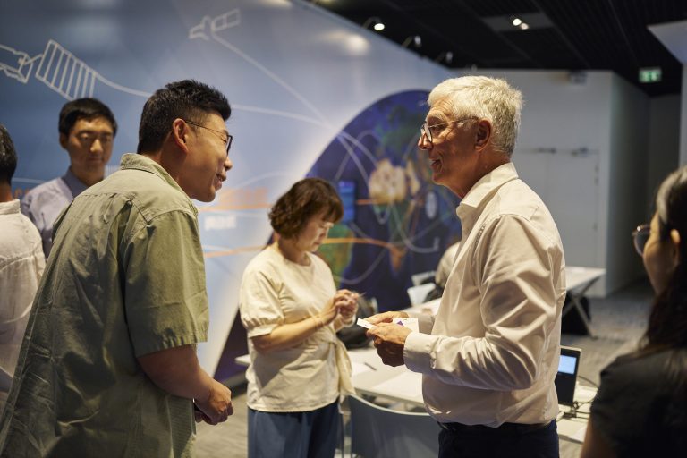 Une délégation sud-coréenne en visite à la Cité de l'espace