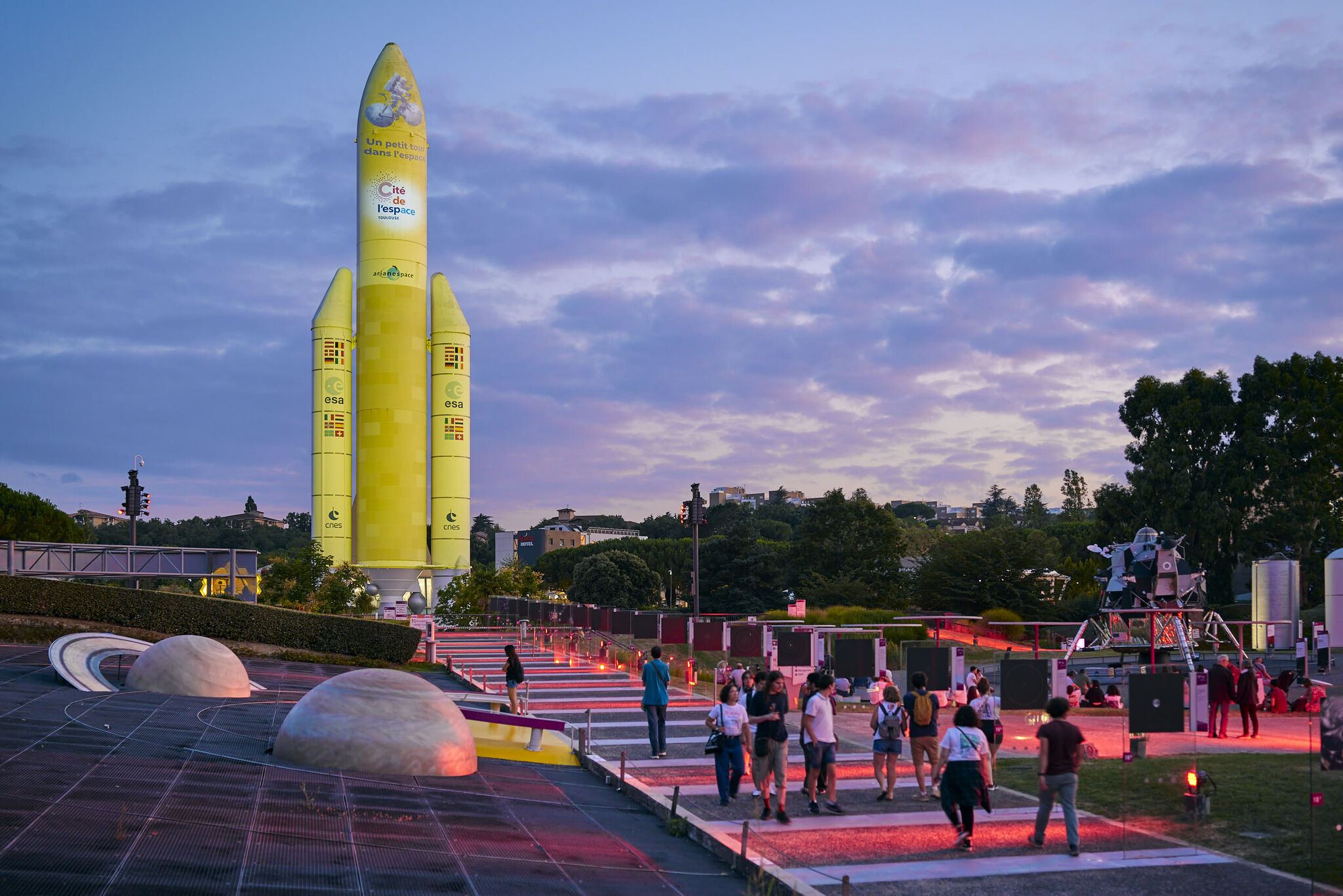 Fusée Ariane de la Cité de l'espace en jaune pour le Tour de France