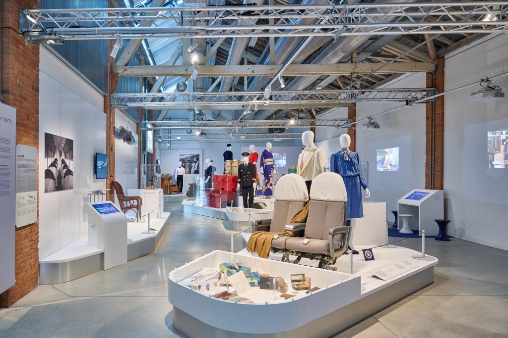 Vue générale de l'exposition temporaire Air France, une histoire d'élégance à L'Envol des Pionniers