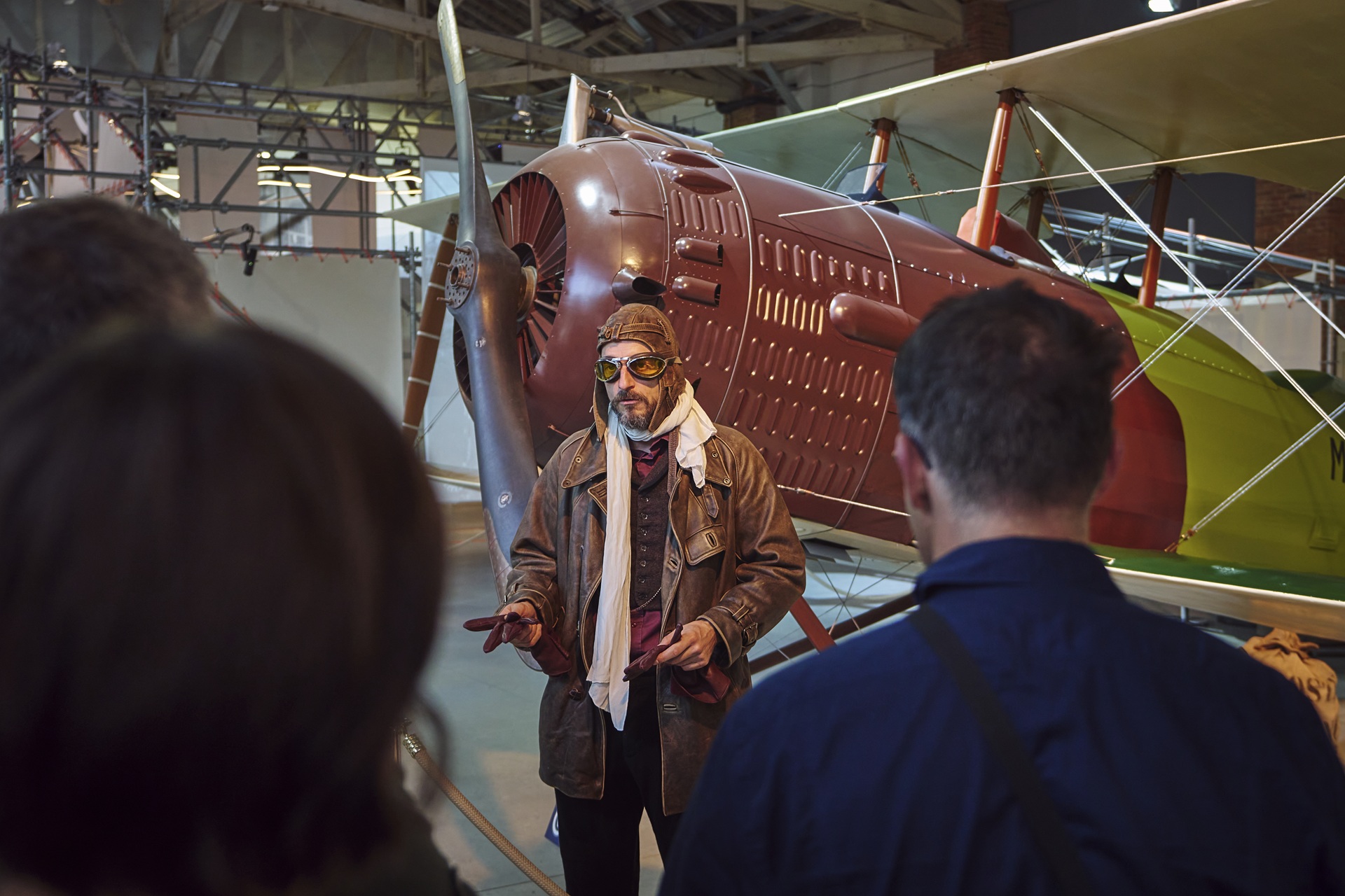 Animateur devant le Salmson 2A2