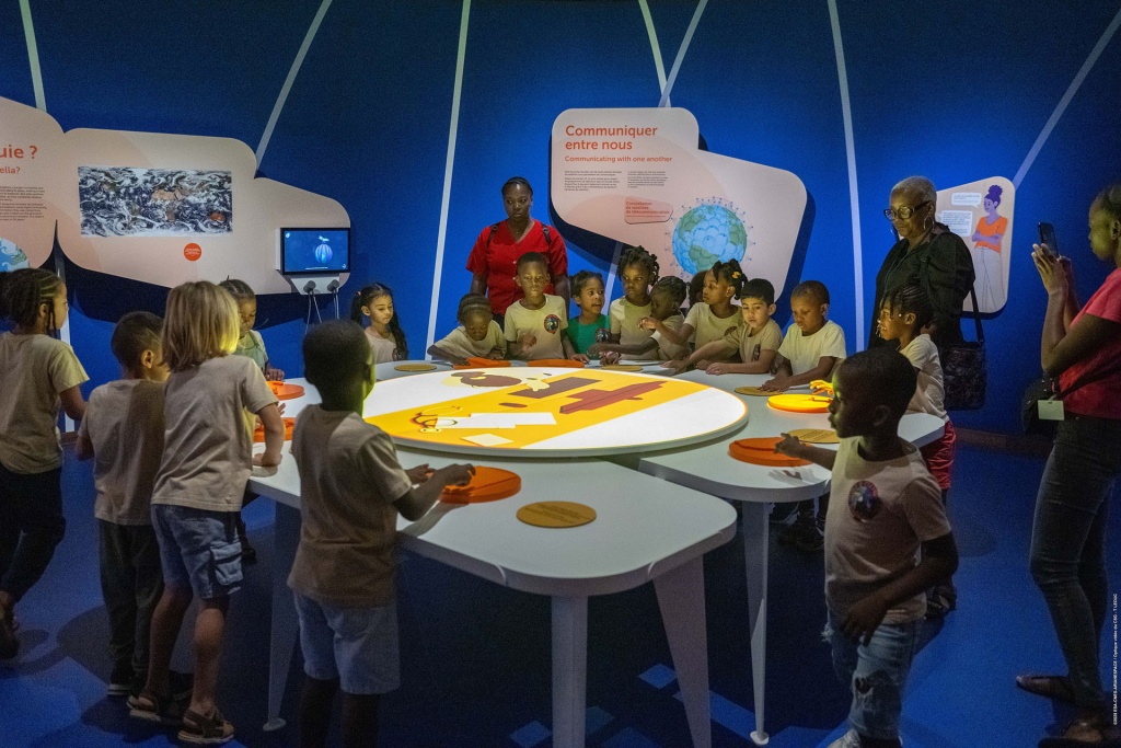 Des enfants en atelier à Guyaspace Expérience.