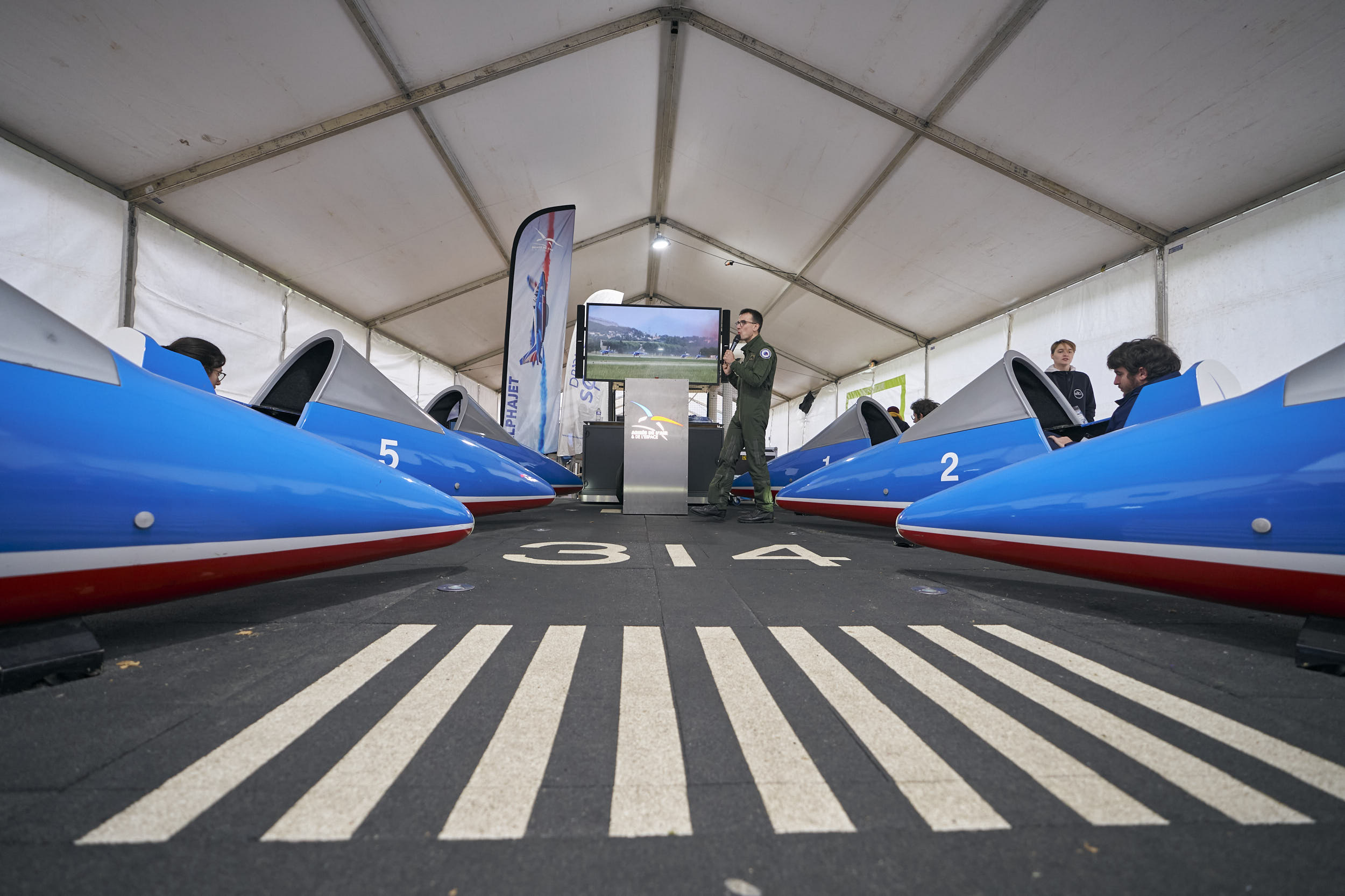Des simulateurs de vol lors du festival Des Étoiles et des Ailes 2025 à L'Envol des Pionniers