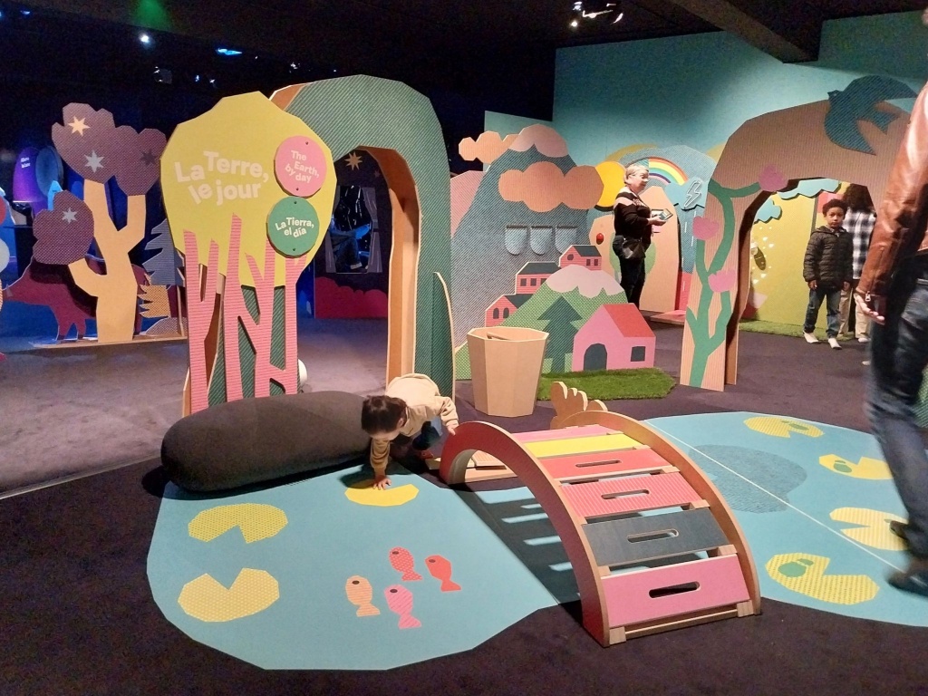 Enfant jouant dans l'exposition Petits pas sur la Lune lors de son inauguration au Musée de l'Air et de l'espace.