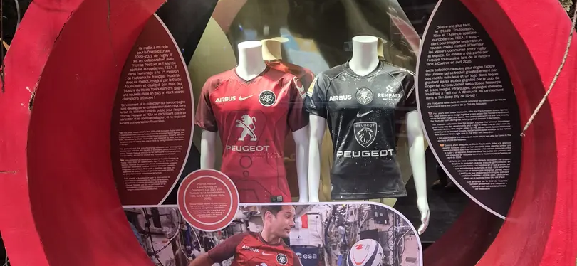 Un deuxième maillot du Stade Toulousain pour l’exposition Espace & Sport