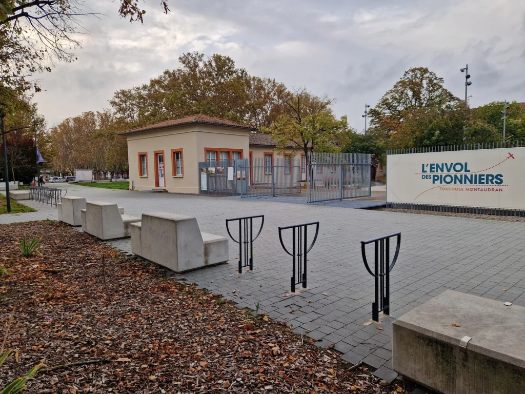 Les nouveaux arceaux vélo devant L'Envol des Pionniers.