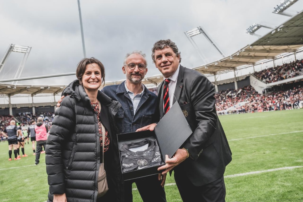 Remise par Didier Lacroix du maillot du Stade Toulousain x Nike x CNES x ESA aux équipes de la Semeccel.jpeg
