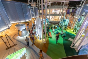 Vue plongeante sur les expositions de Guyaspace Expérience lors de son inauguration.