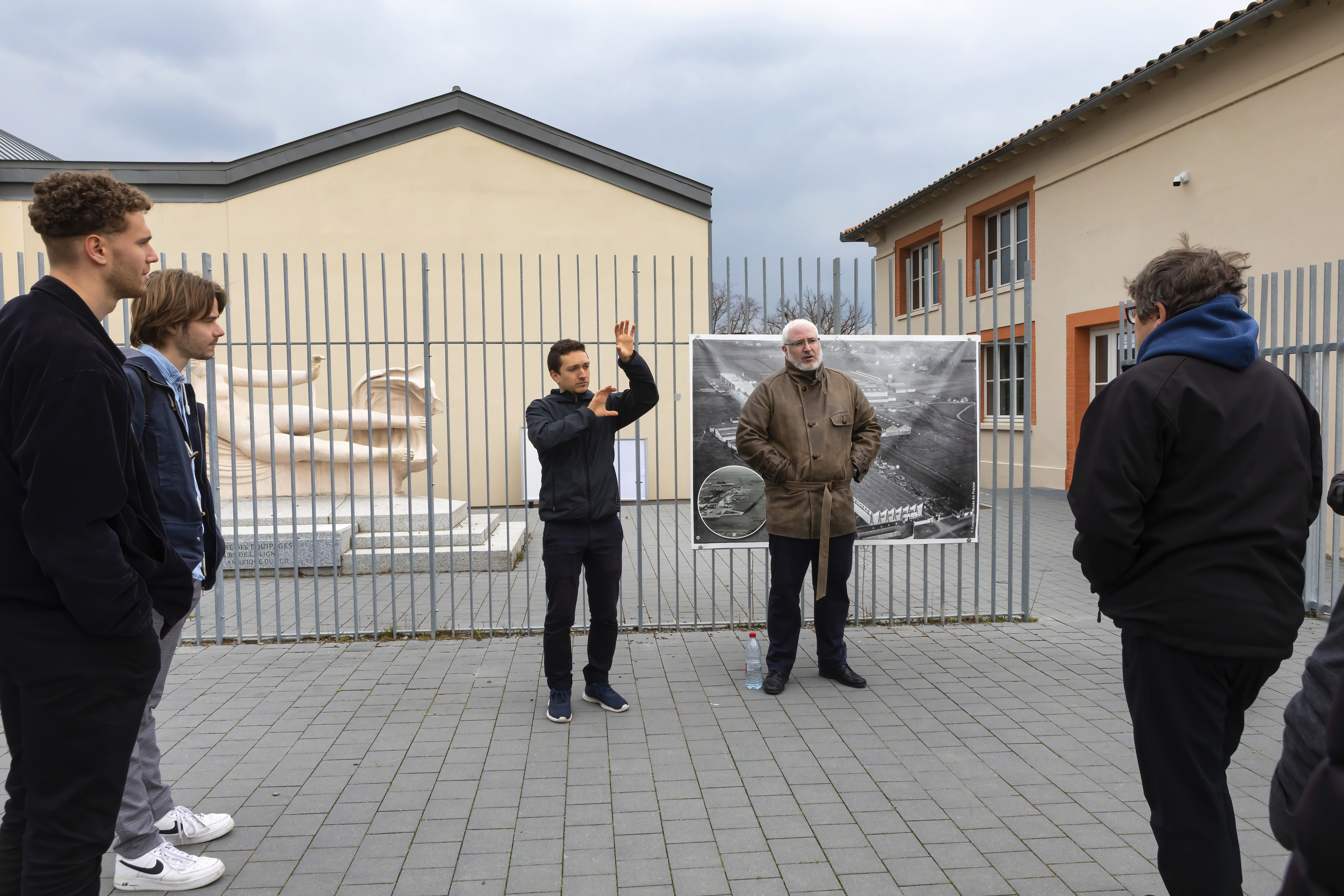 La visite Tour de piste traduite en langue des signes dans la cour de L'Envol des Pionniers
