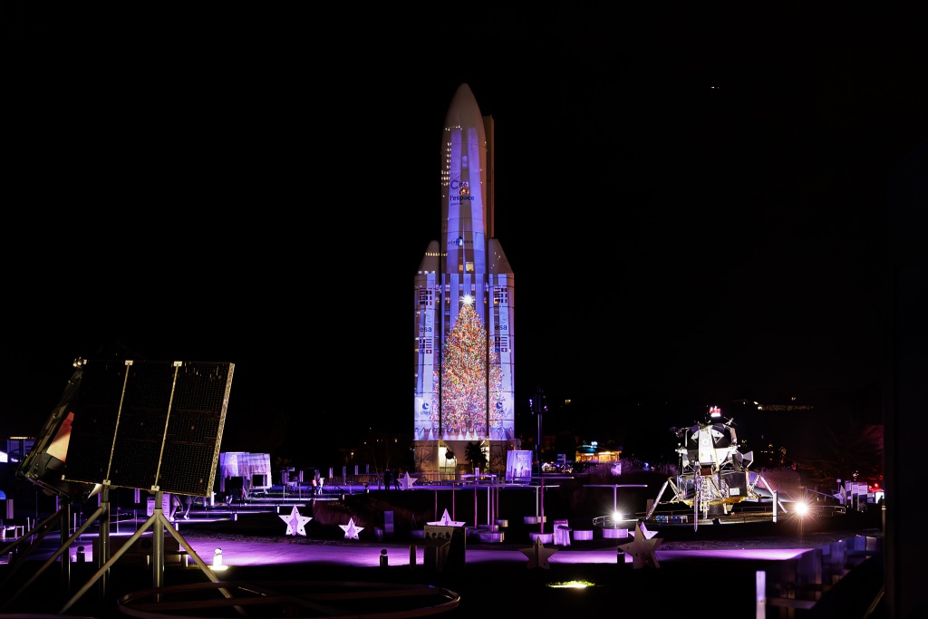 Un sapin de Noël projeté sur Ariane 5 à la Cité de l'espace