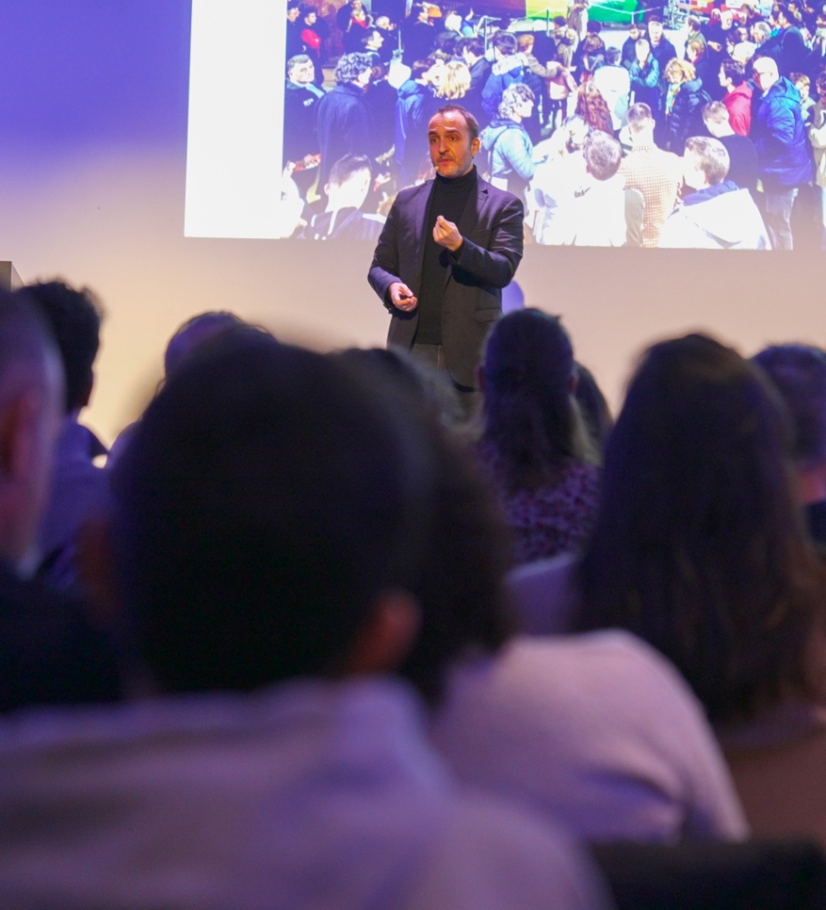 Arnaud Mounier, directeur général de la Semeccel prend la parole sur scène lors de la journée de lancement de saison 2026