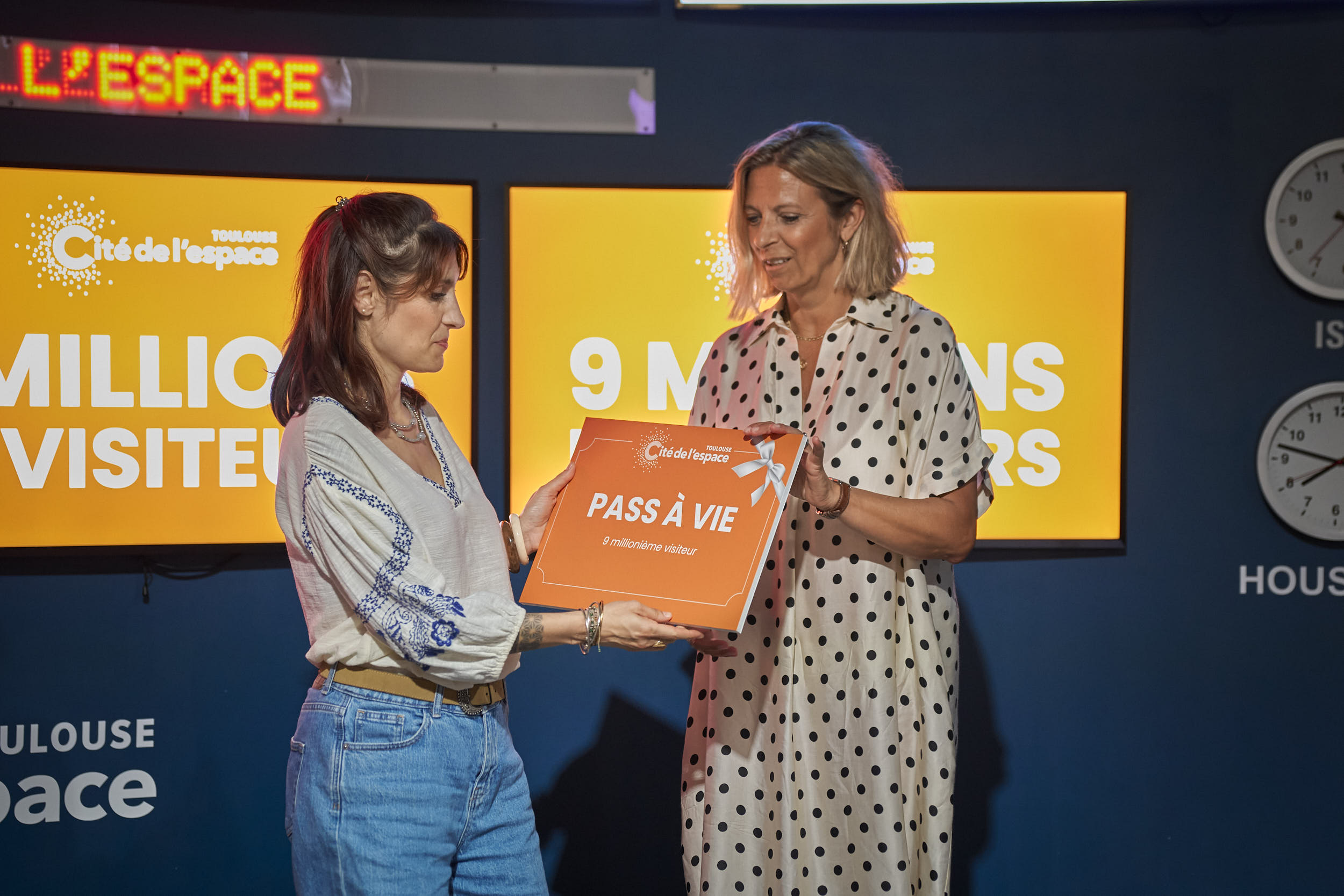 Remise de son pass à vie à Coralie, la 9 millionième visiteuse de la Cité de l'espace