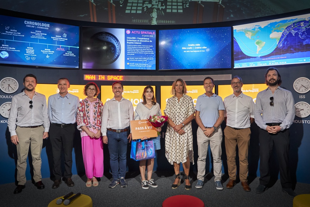 Remise de son pass à vie à Coralie, la 9 millionième visiteuse de la Cité de l'espace